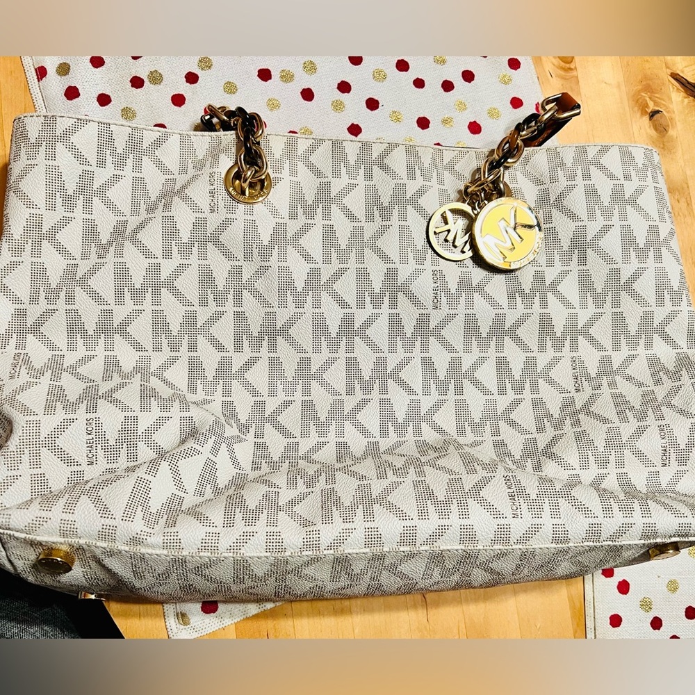 Gently used MK tote. Like new!